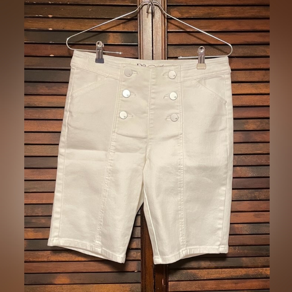 DG2 by Diane Gilman Pull On Cream Bermuda Shorts Nautical Style, Petite Small